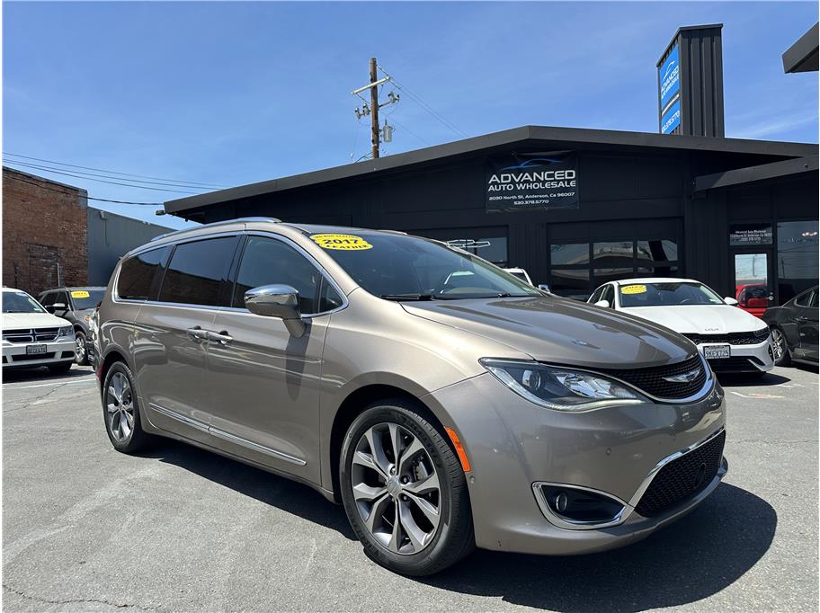 2017 Chrysler Pacifica Limited's photo