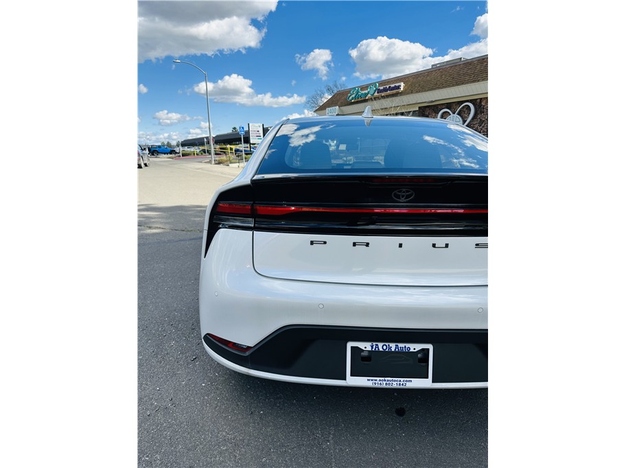 2025 Toyota Prius LE - Photo 11