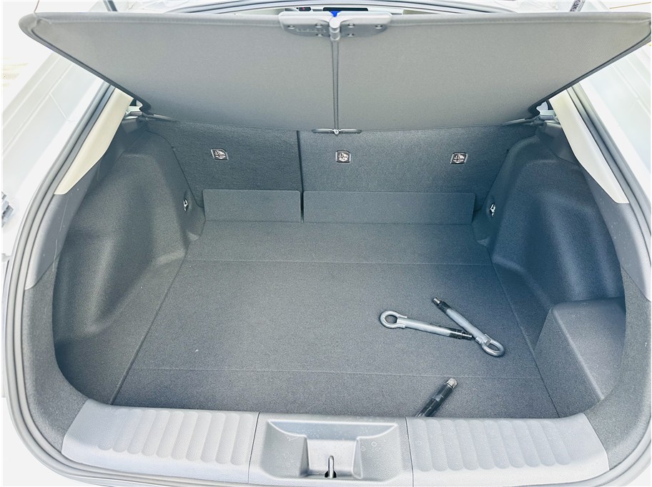 2025 Toyota Prius LE - Photo 12