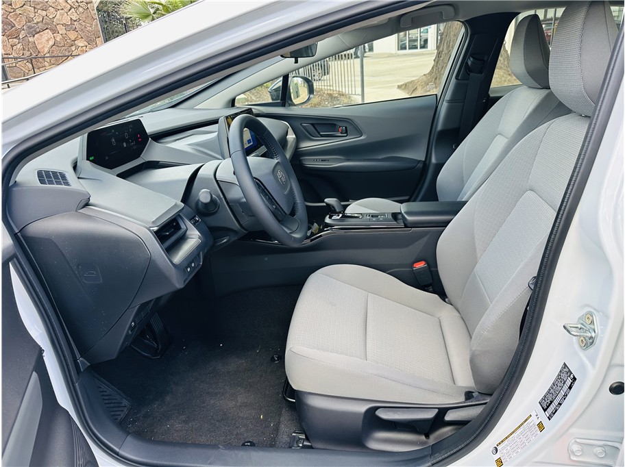 2025 Toyota Prius LE - Photo 13