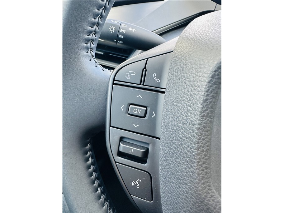 2025 Toyota Prius LE - Photo 22
