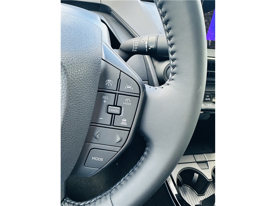 2025 Toyota Prius LE - Photo 23