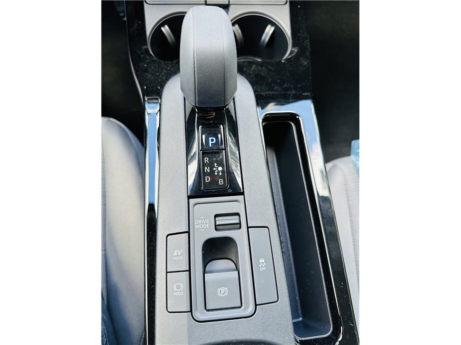 2025 Toyota Prius LE - Photo 24