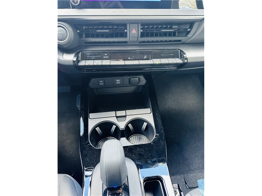 2025 Toyota Prius LE - Photo 25