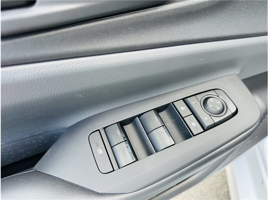 2025 Toyota Prius LE - Photo 27