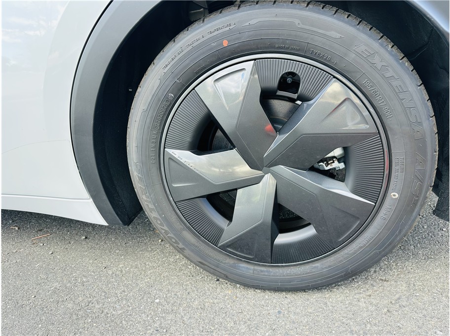 2025 Toyota Prius LE - Photo 28