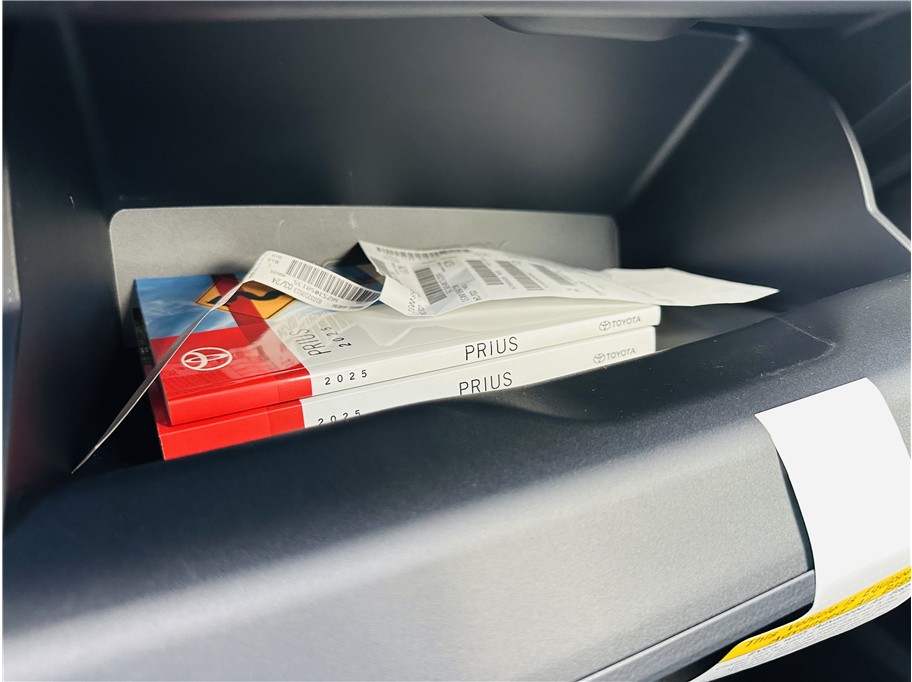 2025 Toyota Prius LE - Photo 29