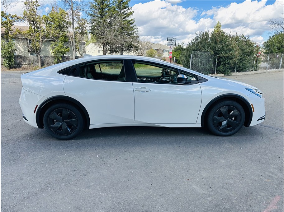 2025 Toyota Prius LE - Photo 6