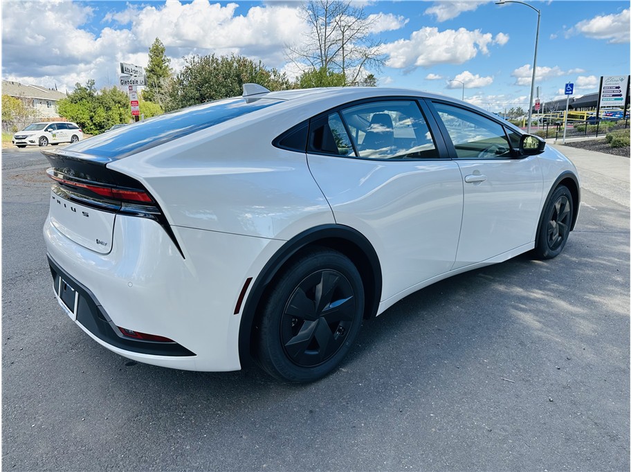 2025 Toyota Prius LE - Photo 8