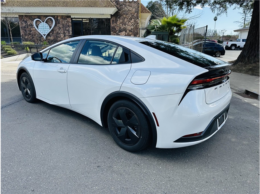 2025 Toyota Prius LE - Photo 9