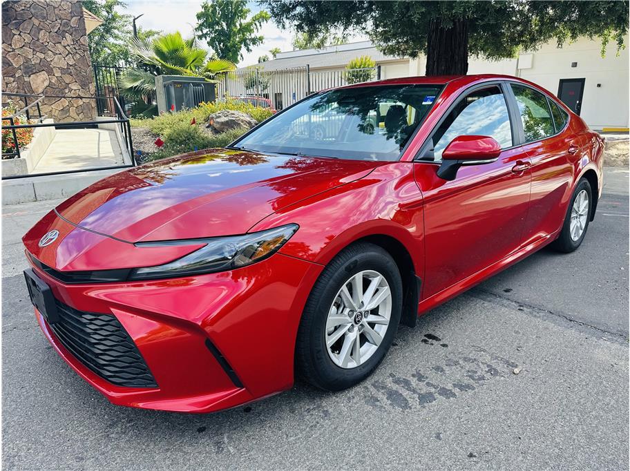 2025 Toyota Camry LE Hybrid's photo