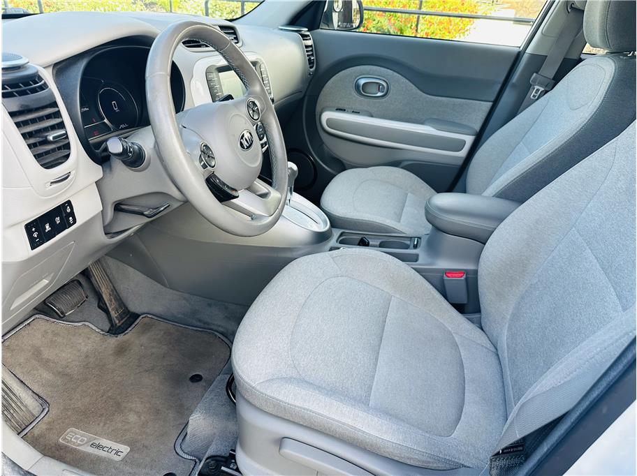 2015 Kia Soul EV Base - Photo 17