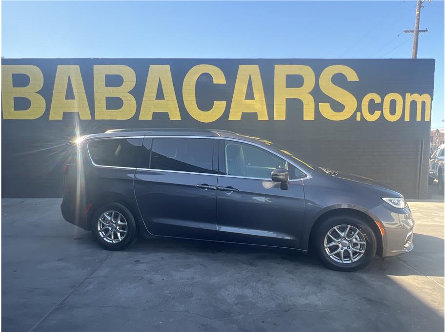 2021 Chrysler Pacifica Touring's photo