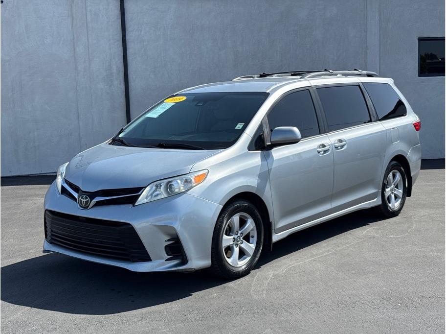 2019 Toyota Sienna LE V6 8-Passenger's photo