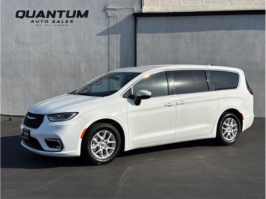 2023 Chrysler Pacifica's photo