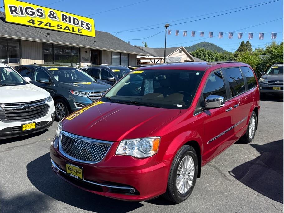 2015 Chrysler Town & Country Touring-L's photo