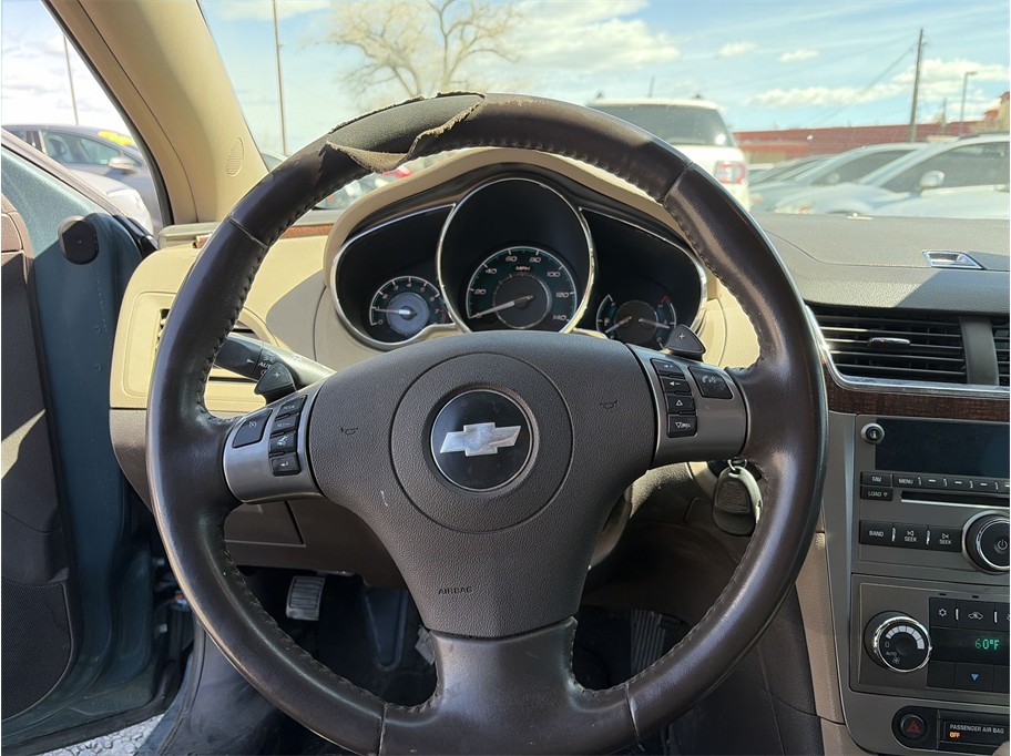 2009 Chevrolet Malibu LTZ Sedan 4D - photo 10