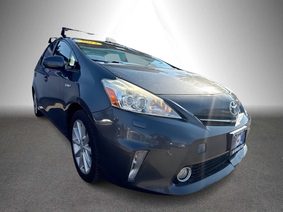 2014 Toyota Prius v Five's photo