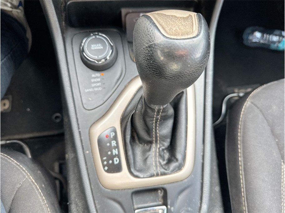 2016 Jeep Cherokee Latitude Sport Utility 4D - photo 19