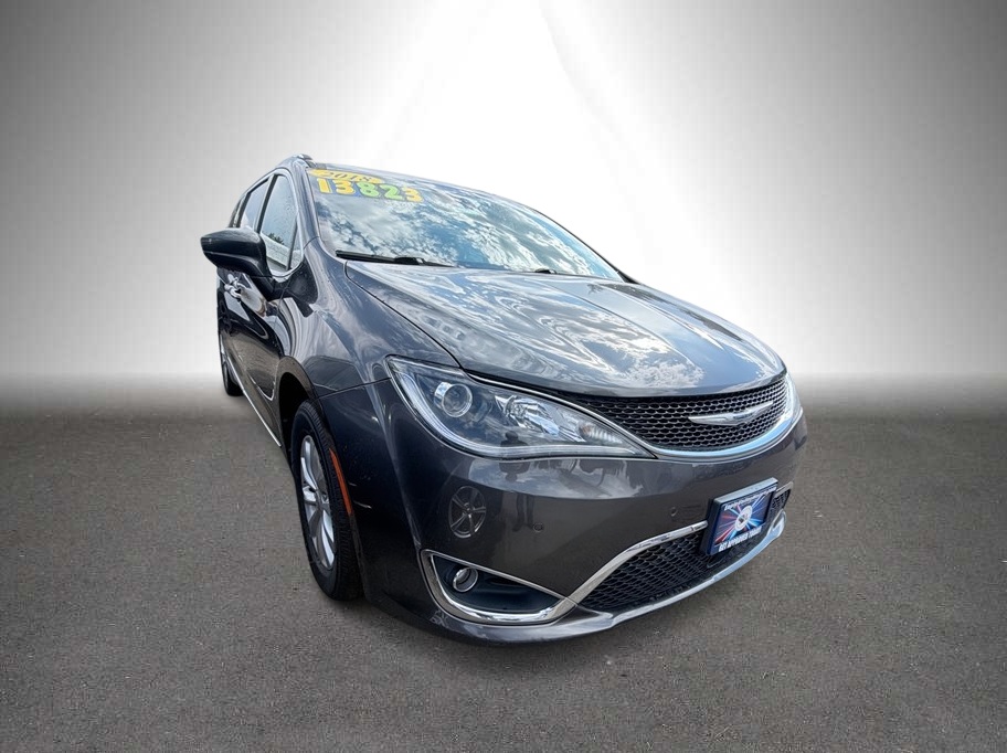 2018 Chrysler Pacifica photo 2