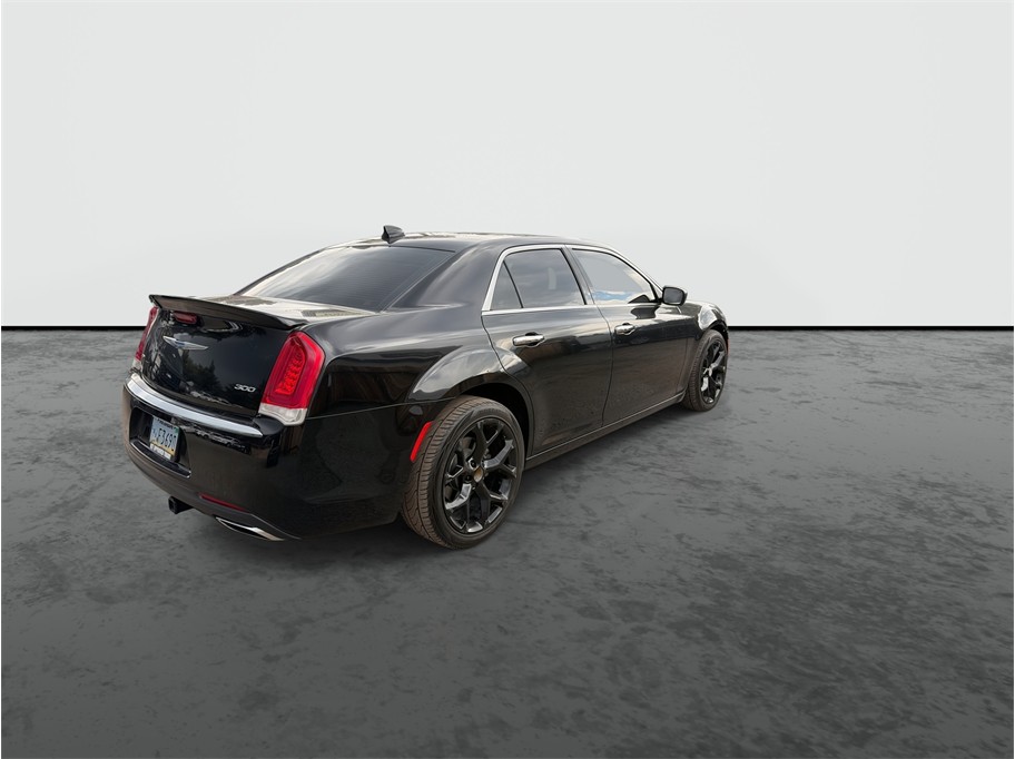 2018 Chrysler 300 photo 8
