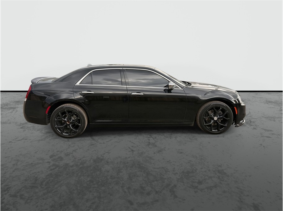 2018 Chrysler 300 photo 9