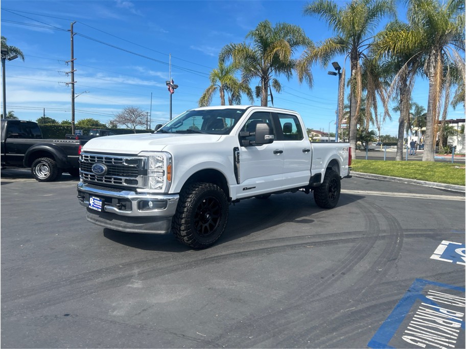 White 2023 Ford F-250 Super Duty XL Crew Cab 4WD Pickup Truck Four-Wheel Drive Automatic