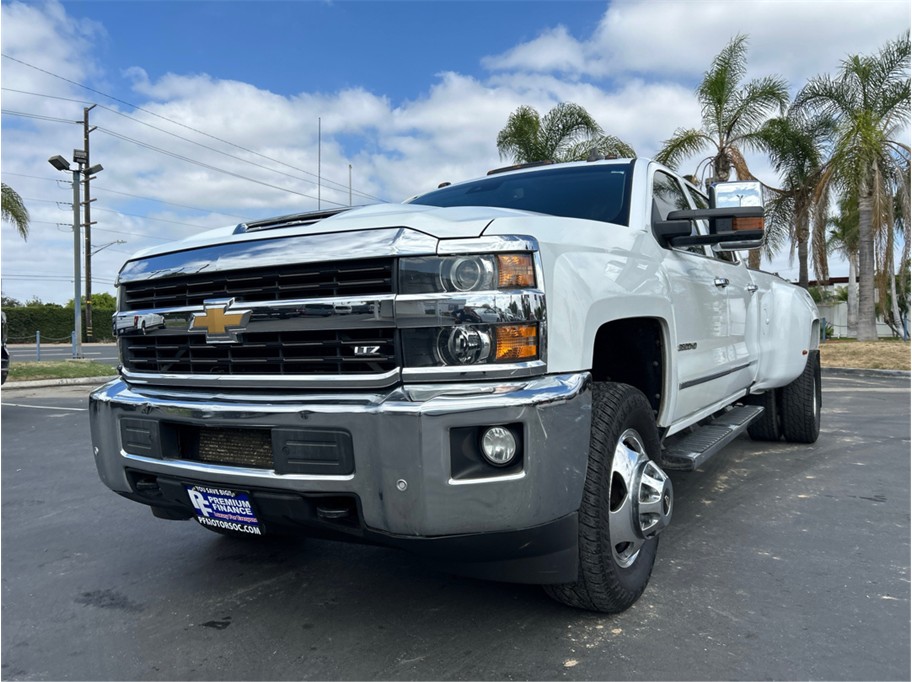 White 2017 Chevrolet Silverado 3500HD Pickup Truck Four-Wheel Drive 6-Speed Automatic Overdrive