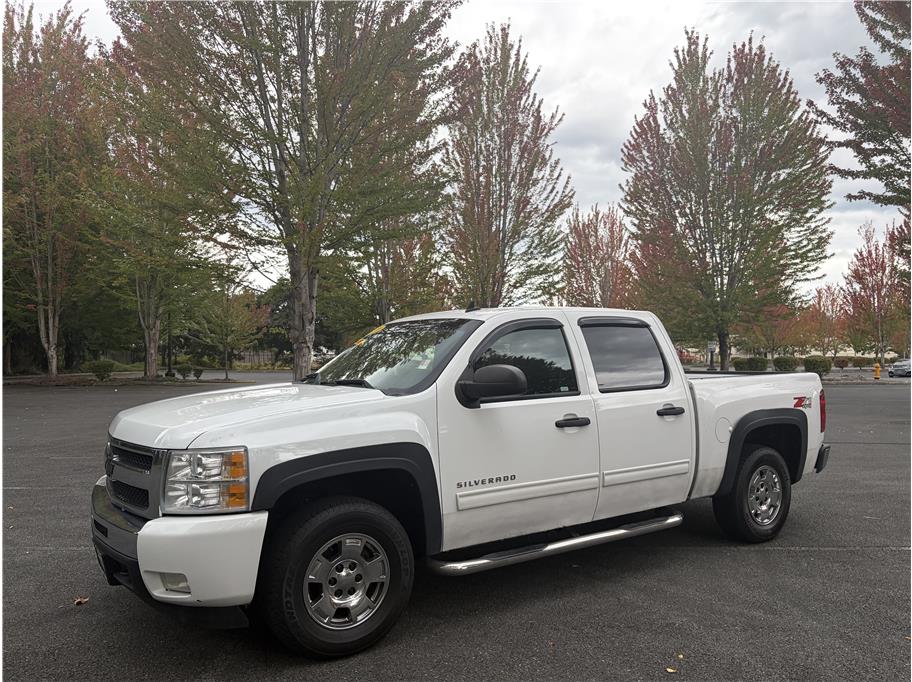 White 2010 Chevrolet Silverado 1500 Pickup Truck Four-Wheel Drive 6-Speed Automatic