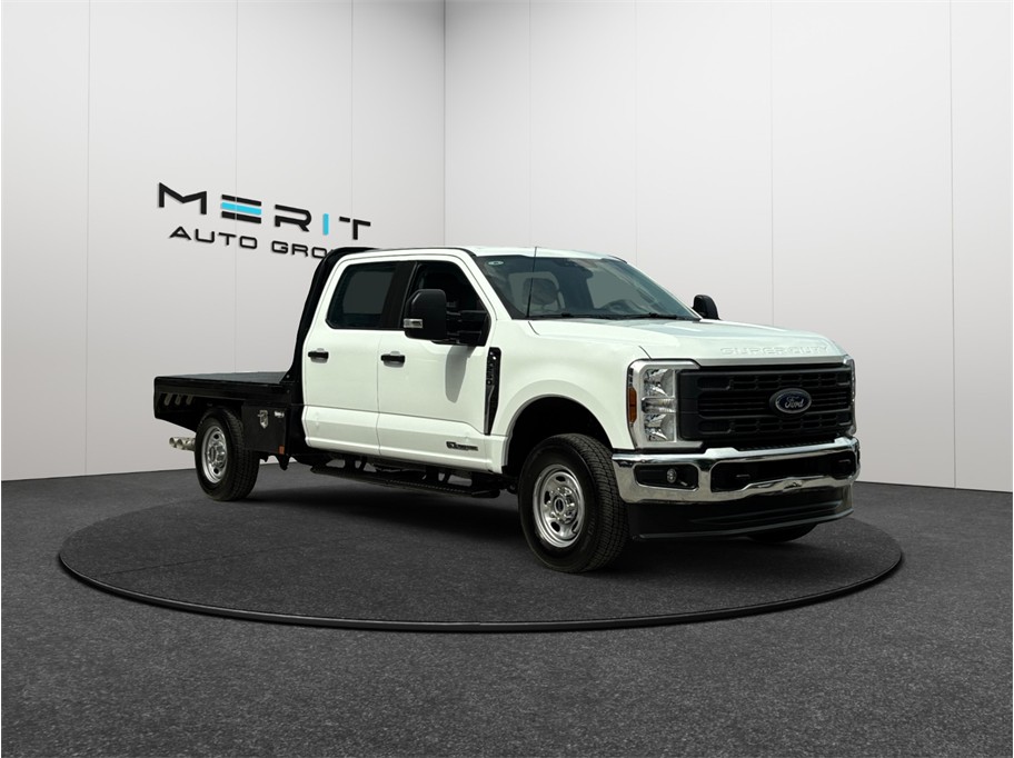 White 2025 Ford F-250 Super Duty Pickup Truck Four-Wheel Drive Automatic