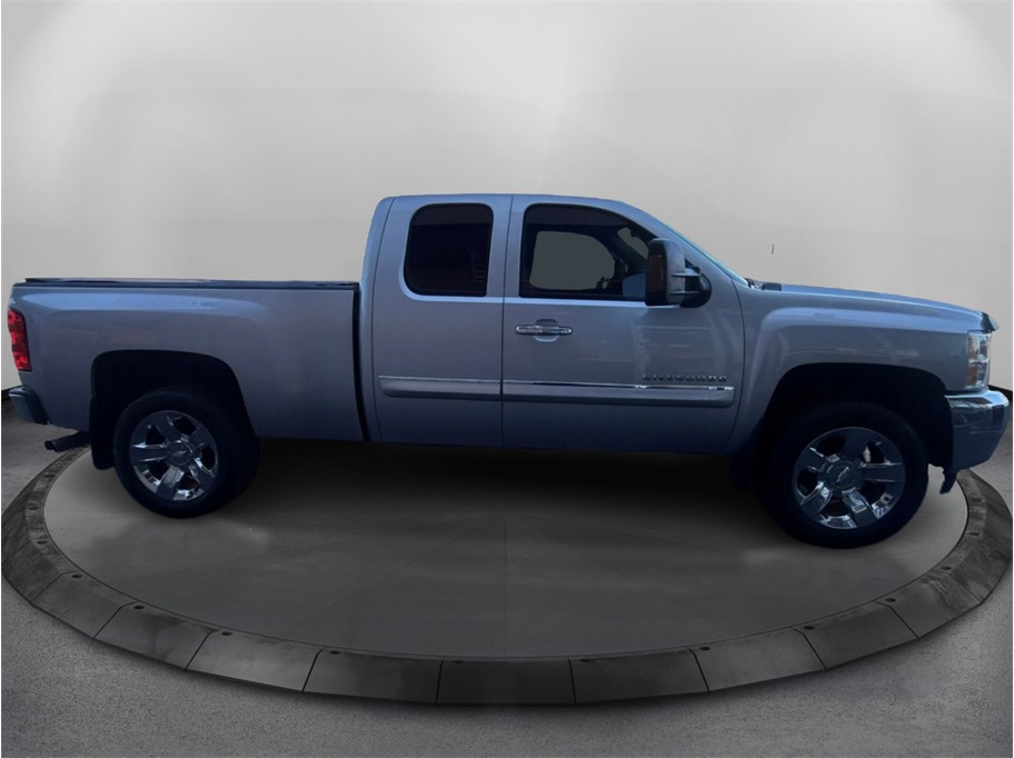 View vehicle photo 4