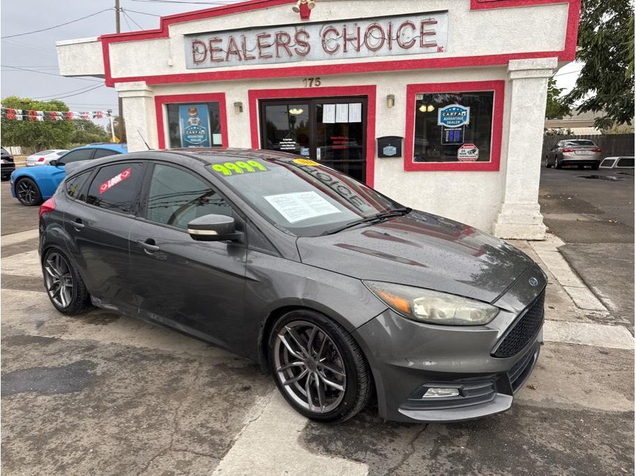 Gray 2016 Ford Focus Hatchback Front-Wheel Drive 6-Speed Manual