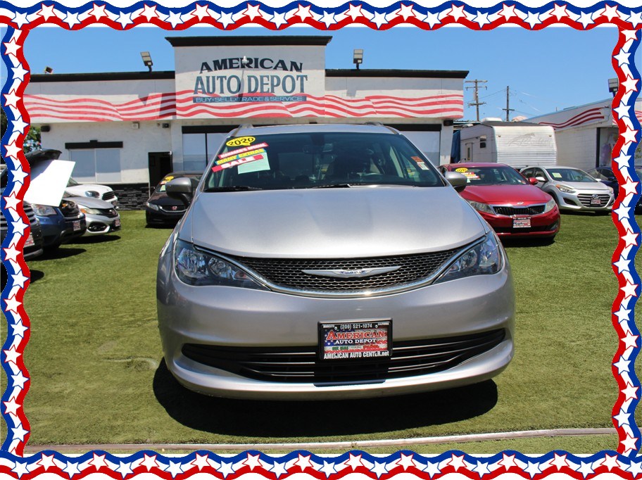 2020 Chrysler Voyager LXi Minivan 4D