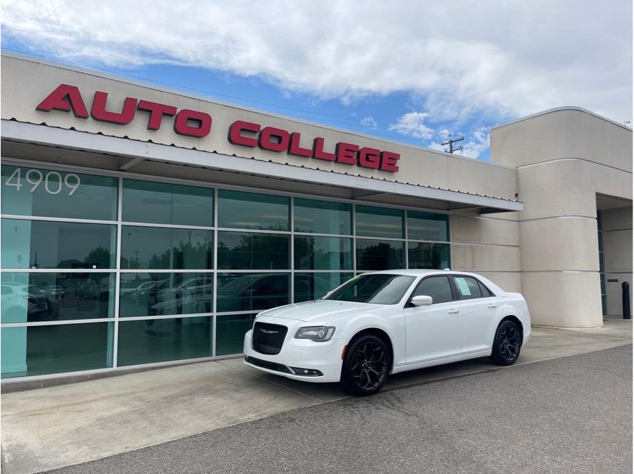 2019 Chrysler 300 from Auto College
