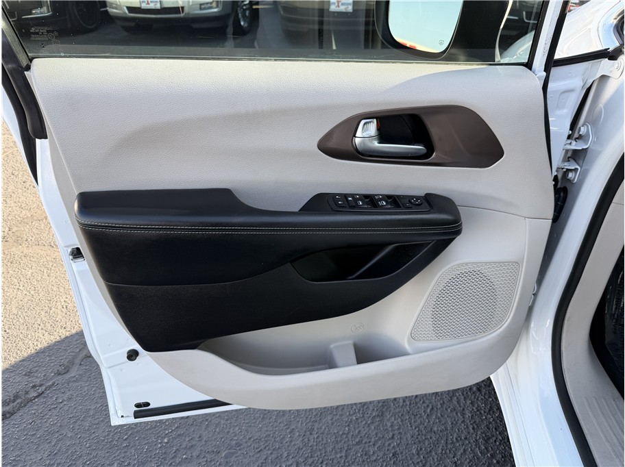 2021 Chrysler Voyager LXI - Photo 14