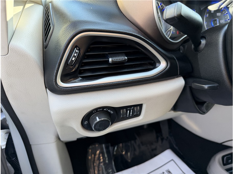 2021 Chrysler Voyager LXI - Photo 33