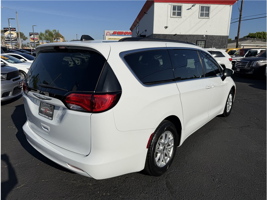 2021 Chrysler Voyager LXI - Photo 6
