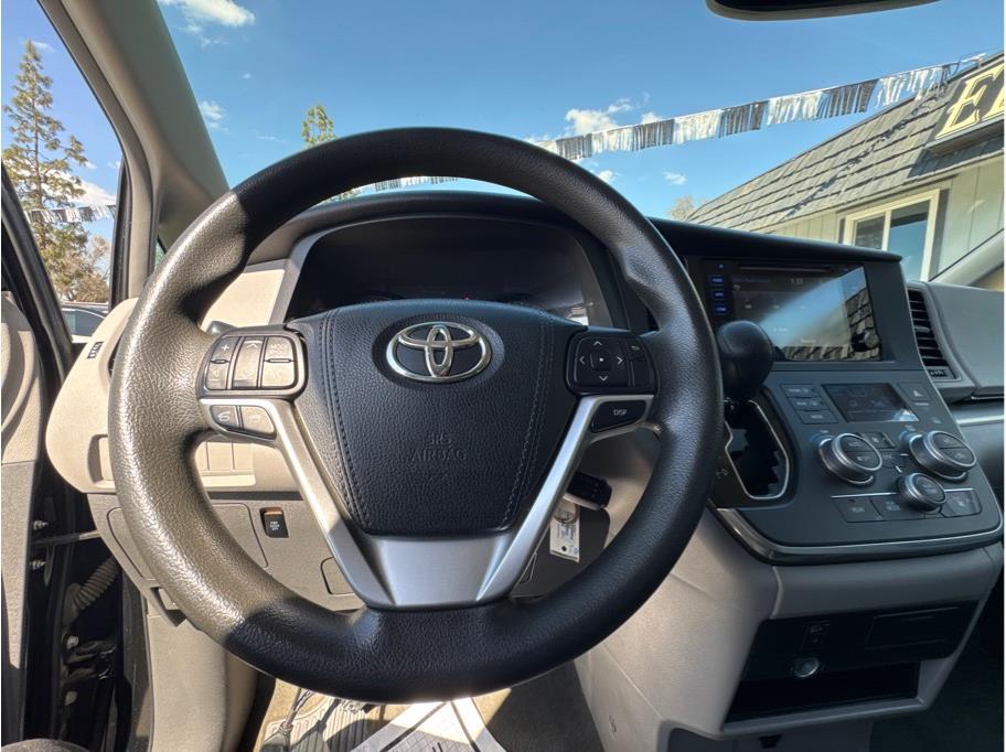 2015 Toyota Sienna LE - Photo 10