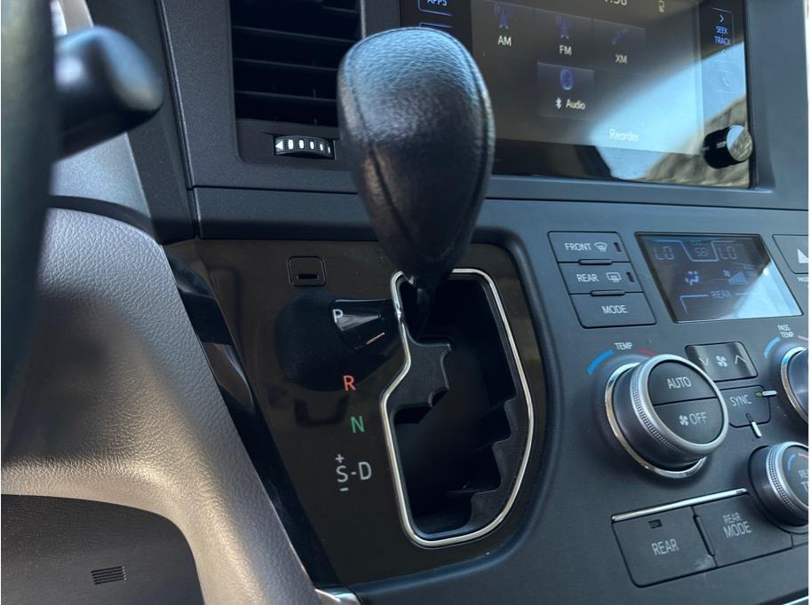 2015 Toyota Sienna LE - Photo 11