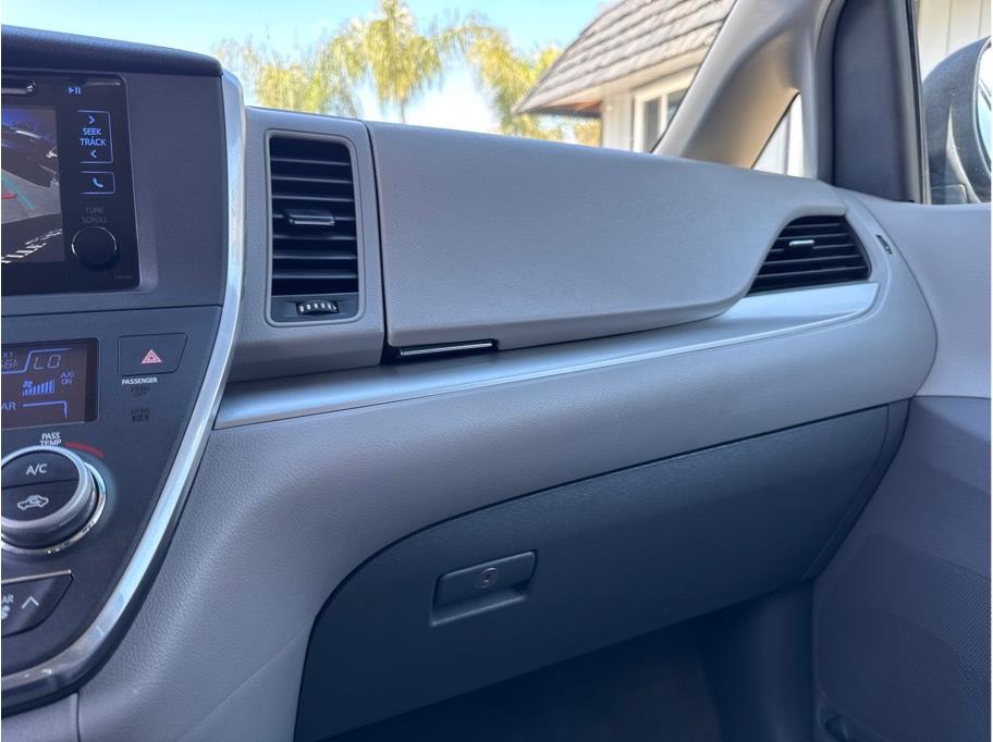 2015 Toyota Sienna LE - Photo 13