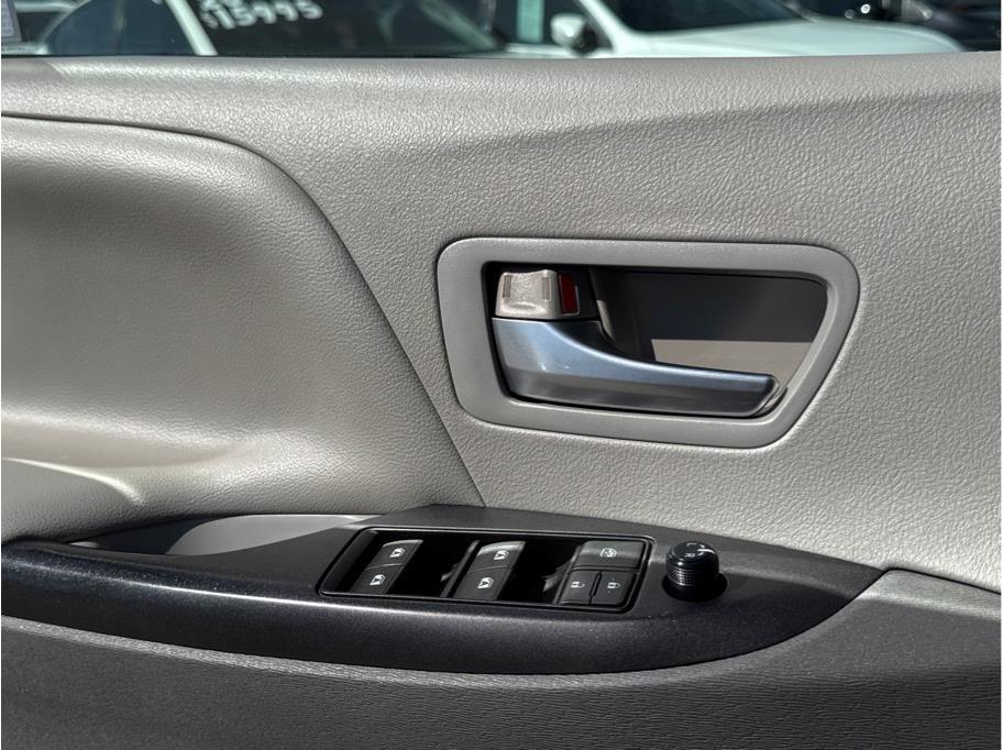 2015 Toyota Sienna LE - Photo 16