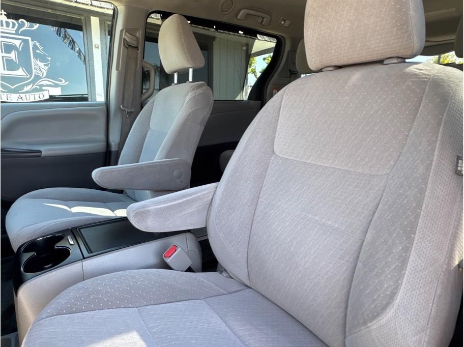 2015 Toyota Sienna LE - Photo 7