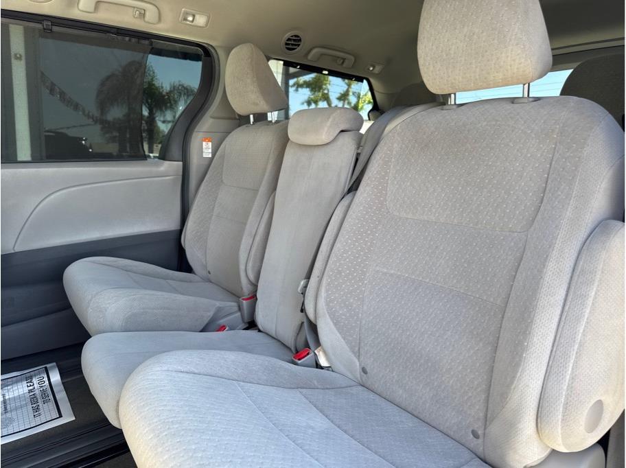 2015 Toyota Sienna LE - Photo 8