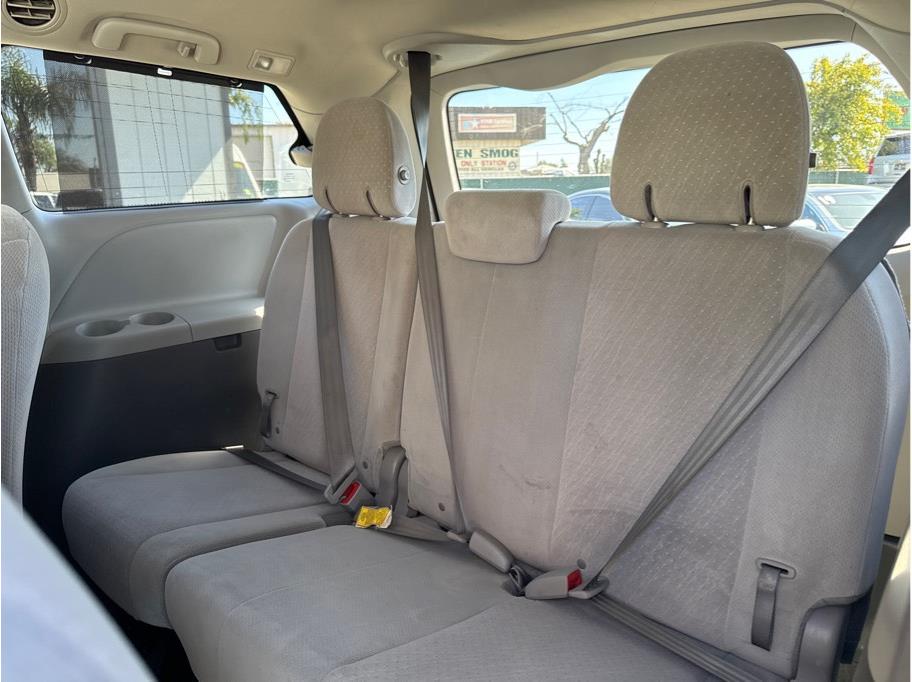 2015 Toyota Sienna LE - Photo 9