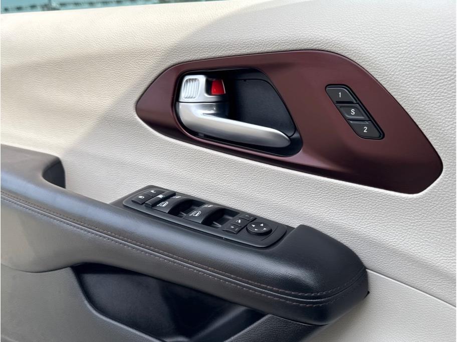 2020 Chrysler Pacifica Limited - Photo 16