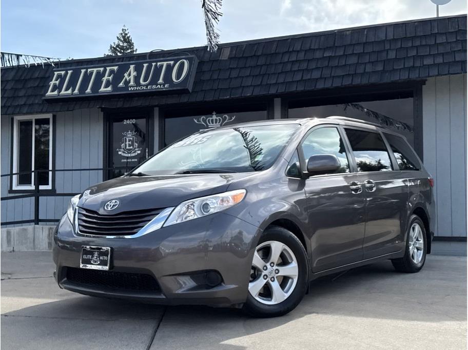2016 Toyota Sienna LE V6 7-Passenger Access Seat's photo