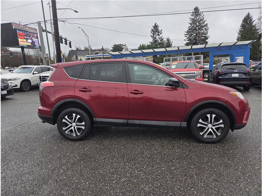 2018 Toyota RAV4 LE's photo