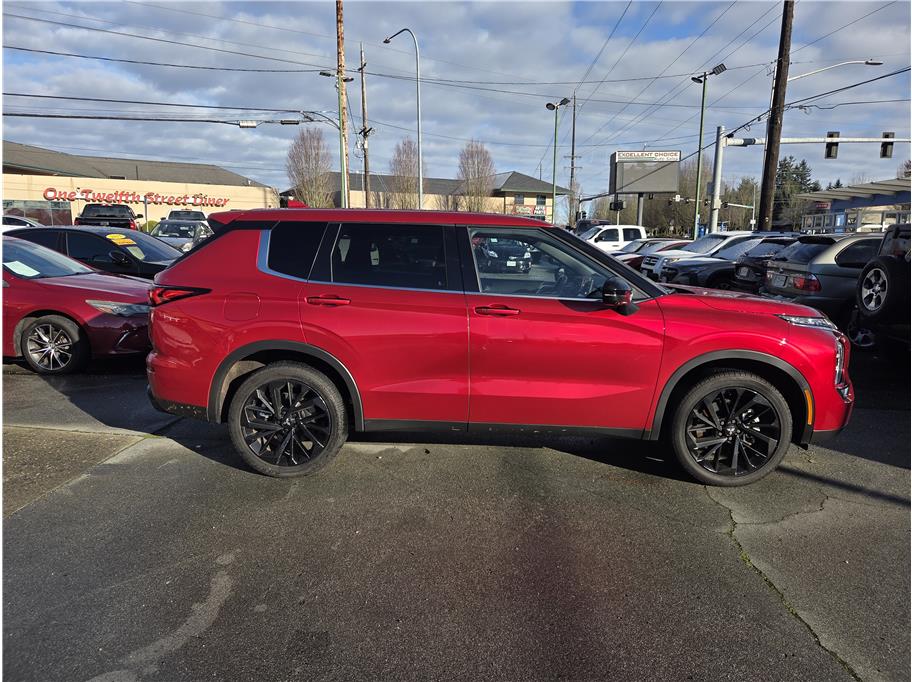 2024 Mitsubishi Outlander SE Black Edition's photo