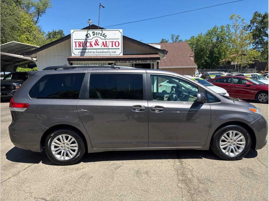 2011 Toyota Sienna XLE V6 7-Passenger Access Seat's photo
