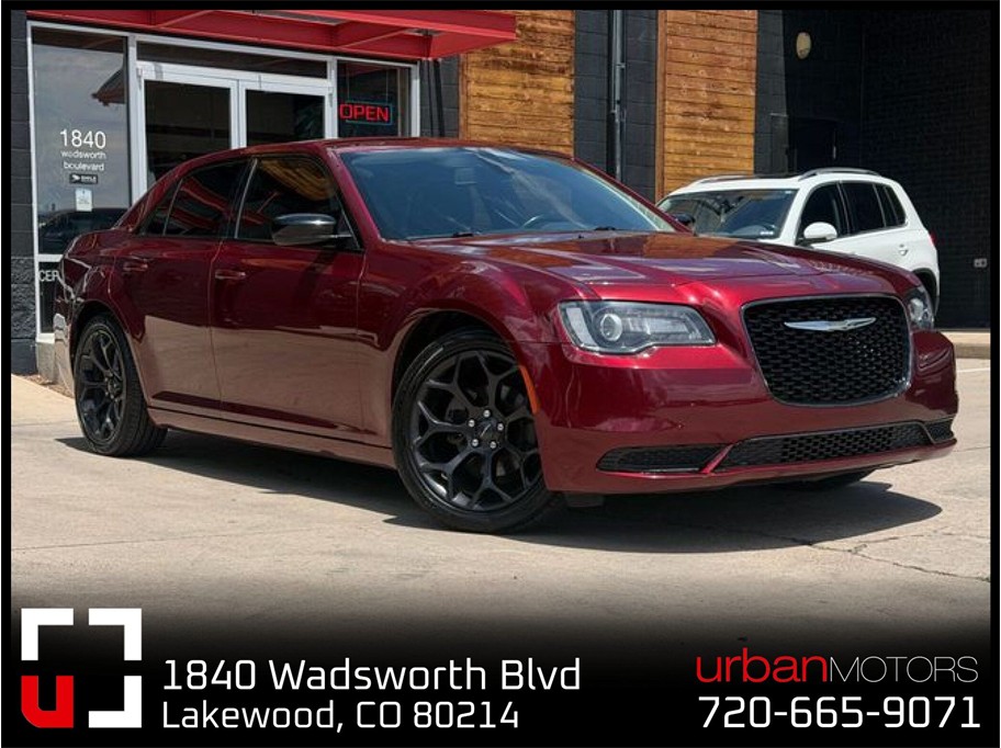 2019 Chrysler 300 Touring's photo